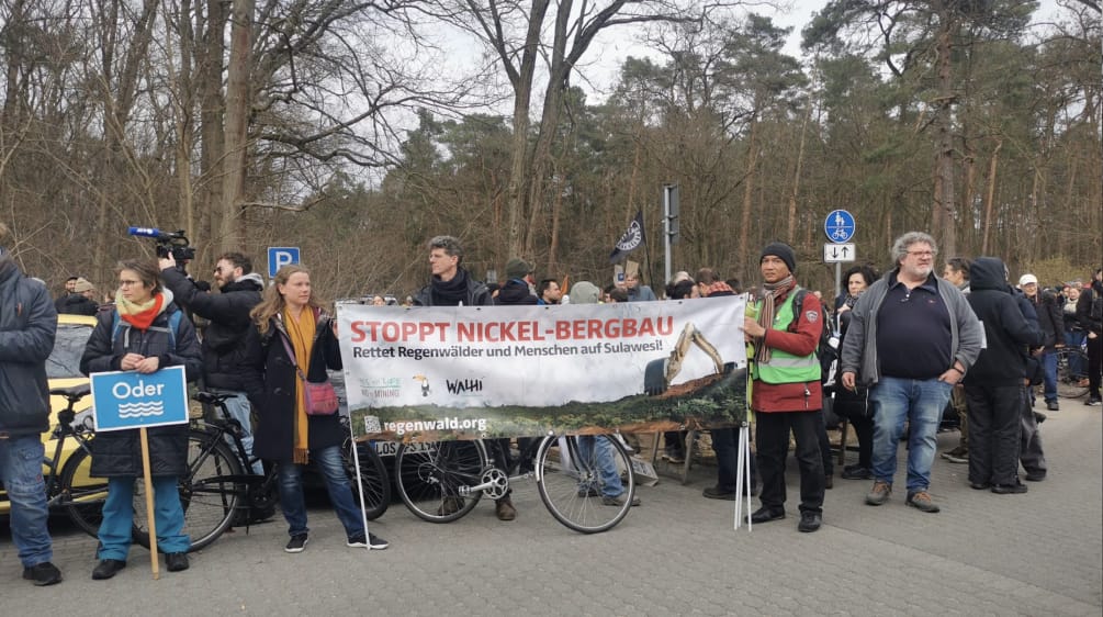 “Stop Nickel Mining” banner held by Stefanie Hess and Boboy Simanjuntak