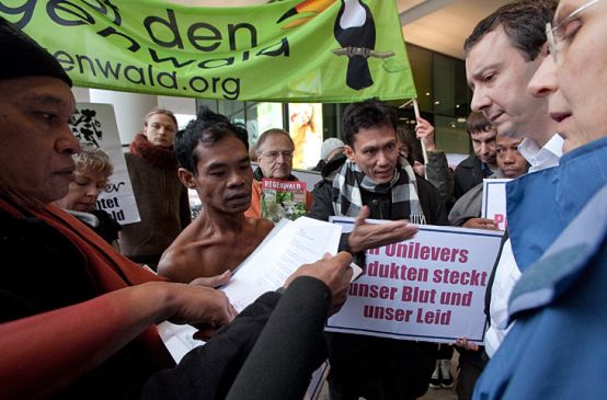 Protesters with a banner from Rainforest Rescue in front of Unilever
