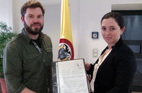 David Vollrath from Rainforest Rescue hands over the signatures to the diplomatic secretary