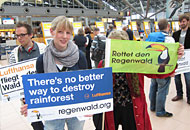 Rettet den Regenwald protesting