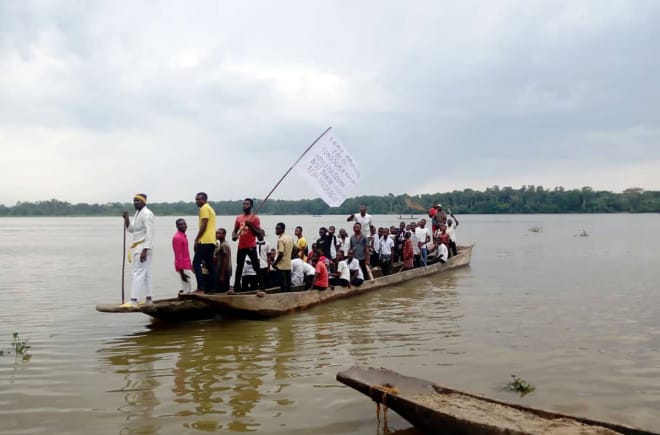 Villagers protesting on boats against the pollution of the Aruwimi River