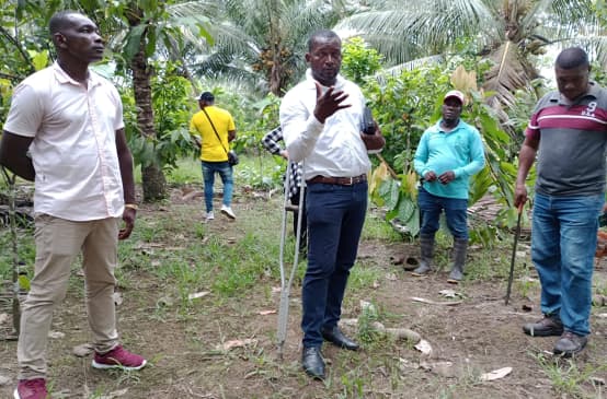 Luis Quintero, president of the Barranquilla de San Javier community, together with other residents impacted by the expansion of the palm oil industry in the region