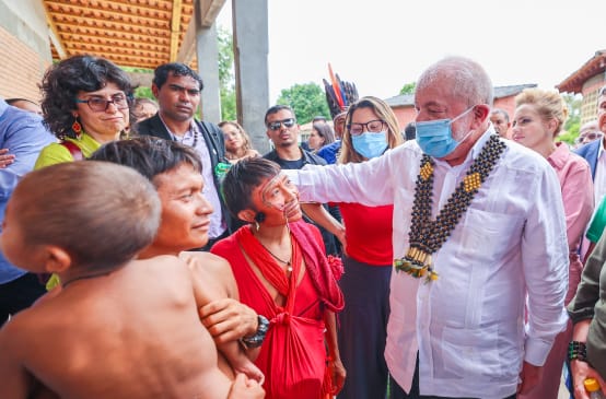 Brazilian President Lula da Silva speaking with Yanomami people