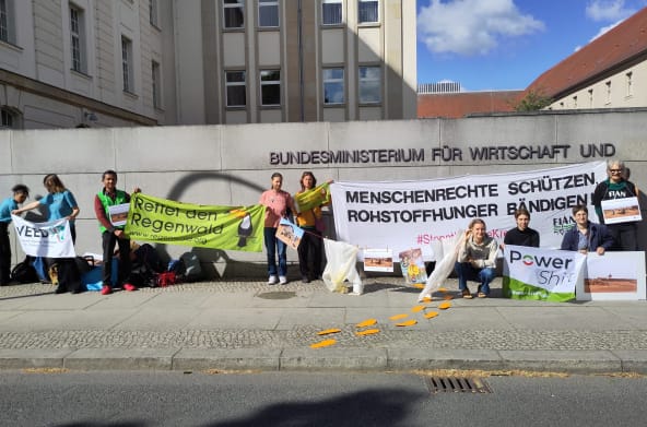Handover of petition on bauxite in Berlin