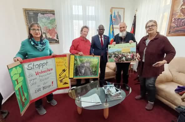 We hand over 225,129 signatures to the Congolese embassy