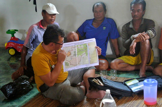 Matek Geram presenting a map