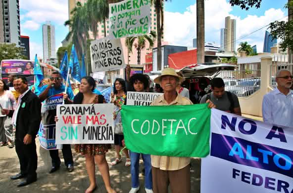 Panama City: people with hand-painted banners protesting against mining