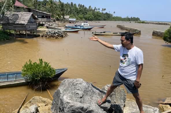 Amien Muhammad of the Alliansi Sulawesi the pollution caused by nickel mining affecting coastal communities on the island of Sulawesi