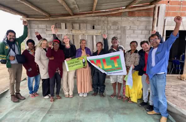 Group photo of residents in Baixa Verde together with Rainforest Rescue activists