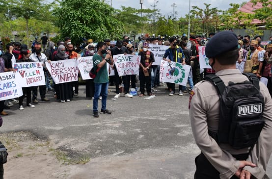 Protest by the citizens of Kinipan in front of the court in Palangkaraya, 2022