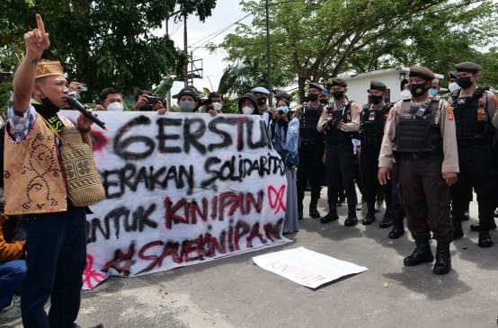 Protest by the citizens of Kinipan in front of the court in Palangkaraya, 2022