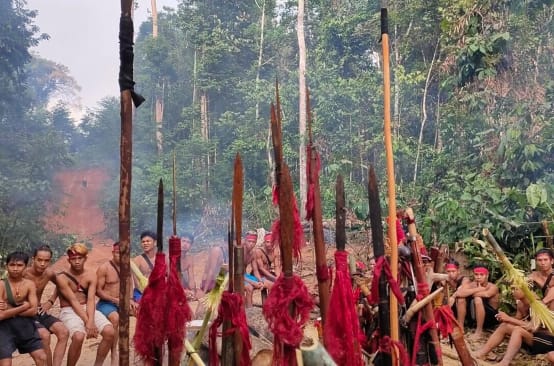 The indigenous Dayak Tomun from Kinipan protesting against the clearing of their forest by the palm oil company SML