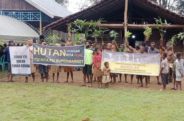 Demonstration by the Indigenous Yei with banners