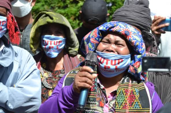 Batak woman with "Shut down TPL" mask