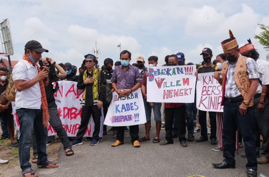 Demonstration for the release of village chief Willem Hengki from Kinipan in front of the court in Palangkaraya