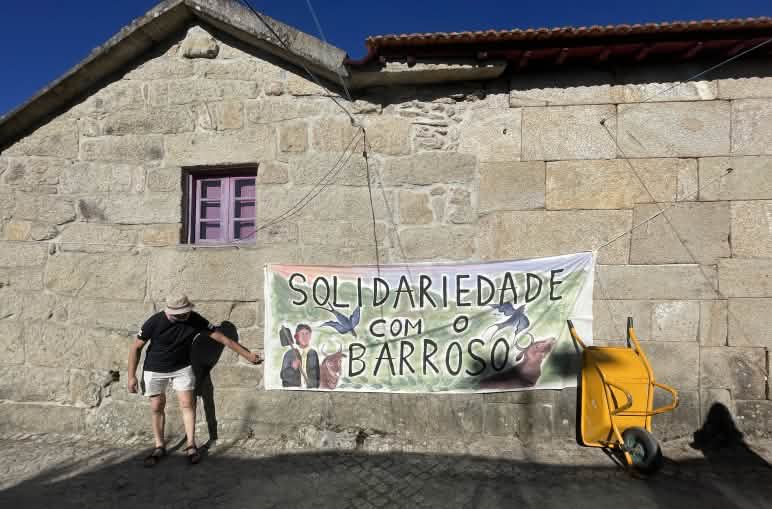 Banner with the text in Portuguese "Solidarity with Barroso"
