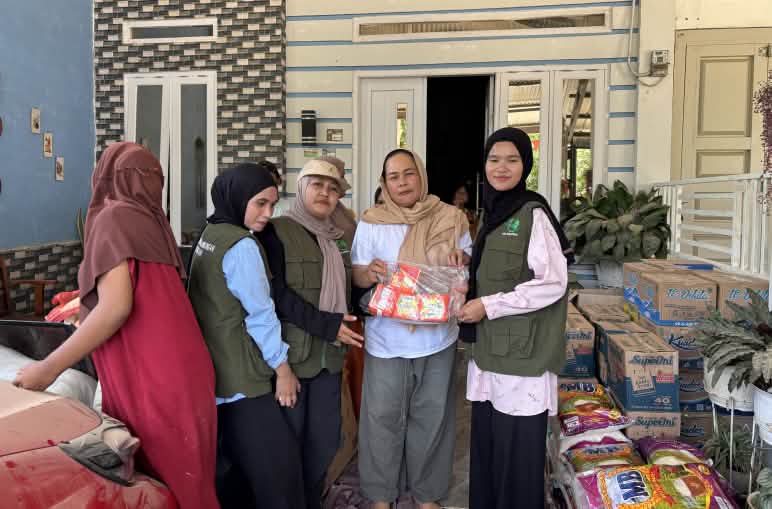 Women distributing relief supplies