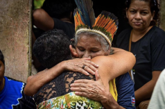 A participant of the funeral service embraces Maria Muniz Tupinambá, sister of the murdered Indigenous leader Maria de Fátima Muniz Pataxó (“Nega”)