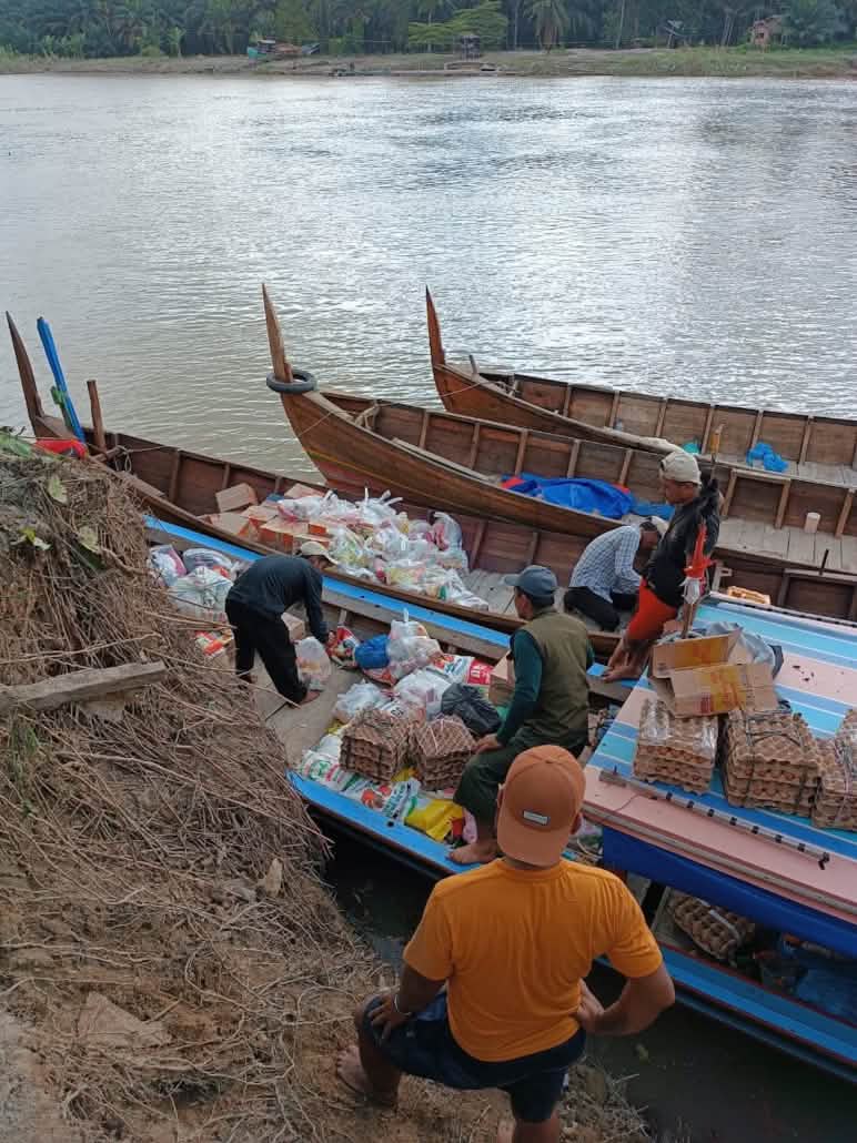 Boats carrying relief supplies