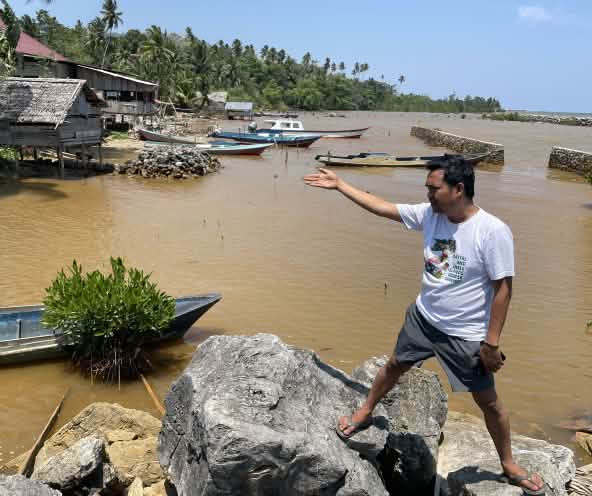 Amien Muhammad of the Alliansi Sulawesi the pollution caused by nickel mining affecting coastal communities on the island of Sulawesi