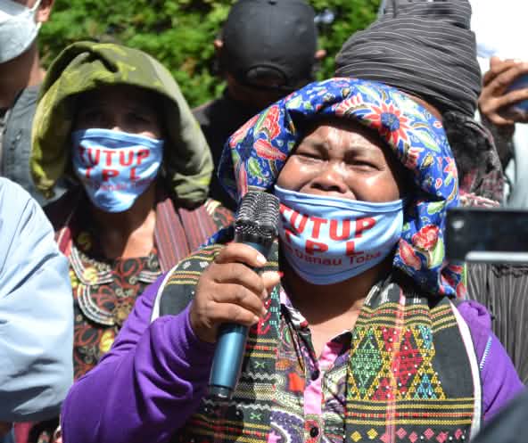 Batak woman with "Shut down TPL" mask