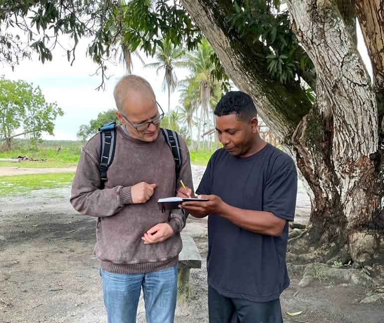 Rainforest Rescue activist Klaus Schenck talking and taking notes with Capivara Pataxó
