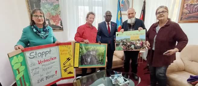 We hand over 225,129 signatures to the Congolese embassy