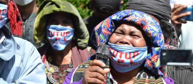 Batak woman with "Shut down TPL" mask