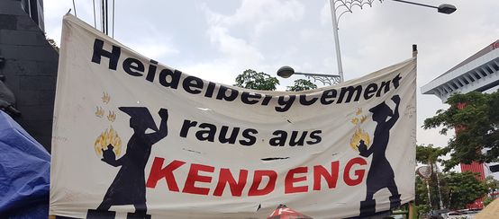 Honor for nature defenders: Yap Thiam Hien Human Rights Award for environmental activists in Indonesia (© Dewi Candraningrum) Protest against HeidelbergCement on December 8, 2017