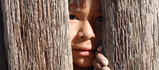 Indigenous peoples in Paraguay are struggling to survive (© Tierra Libre) A child peeking through two wooden planks
