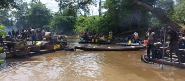 Hundreds of men are illegally prospecting for gold in rivers near Taї National Park (© anonym) Gold prospectors on a river in Côte d’Ivoire