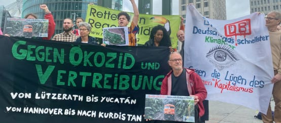 Demonstration in front of Deutsche Bahn headquarters at Potsdamer Platz in Berlin in late May 2024 (© Stefanie Hess) A group of people protesting with large, colorful banners in front of three office buildings