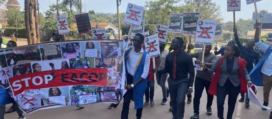 Students in Uganda protesting against the EACOP pipeline (© privat) Ugandan students protesting against EACOP pipeline