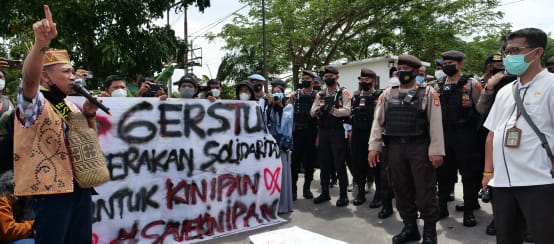 Solidarity with Kinipan – Save Kinipan (© Save Our Borneo) Protest by the citizens of Kinipan in front of the court in Palangkaraya, 2022