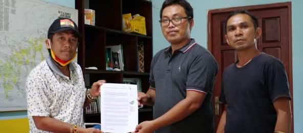 Effendi Buhing is determined to save the Kinipan forest with the help of our petition (© Save Our Borneo) Effendi Buhing from Kinipan and Safrudin Mahendra of Save Our Borneo
