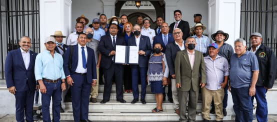 The Alliance for the Defense of the Santa Maria River Basin together with the President of Panama, Laurentino Cortizo Cohen, at the entrance of the presidential palace (© Yoel Pérez) A group of around 20 people, with the President of Panama in the center of the picture, present the signed law at the entrance to the presidential palace