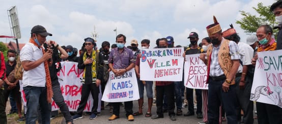 Demonstration for the release of village chief Willem Hengki from Kinipan in front of the court in Palangkaraya