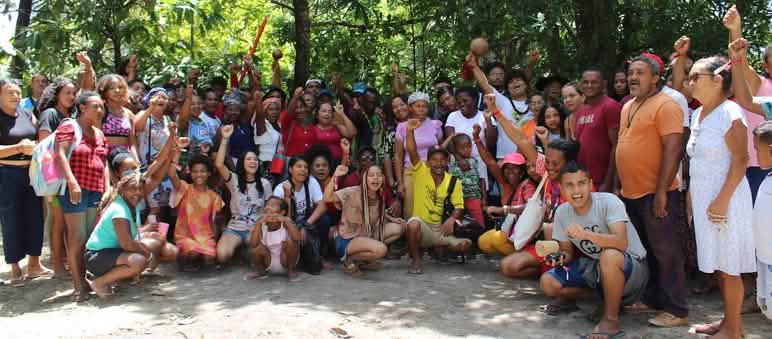 Group portrait of children, young people, women and elders