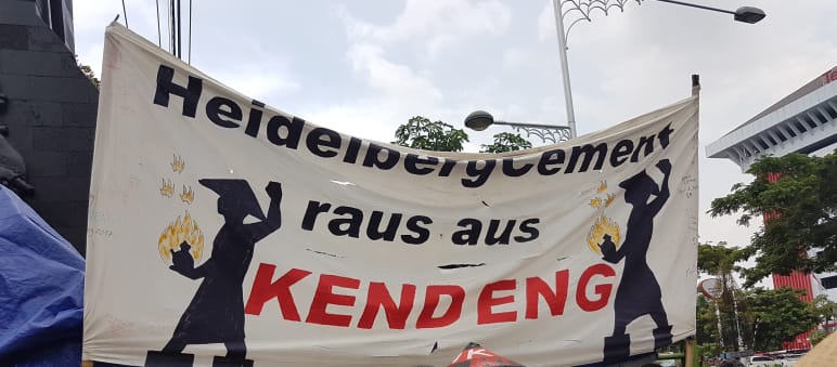 Honor for nature defenders: Yap Thiam Hien Human Rights Award for environmental activists in Indonesia Protest against HeidelbergCement on December 8, 2017