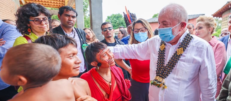 Brazilian President Lula da Silva speaking with Yanomami people