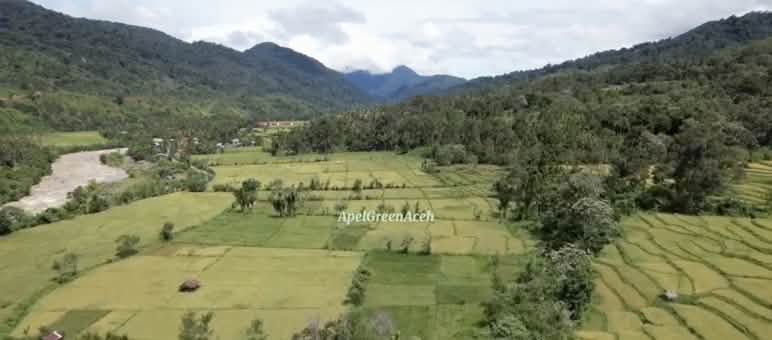 Screenshot: a river valley with fields, surrounded by forest