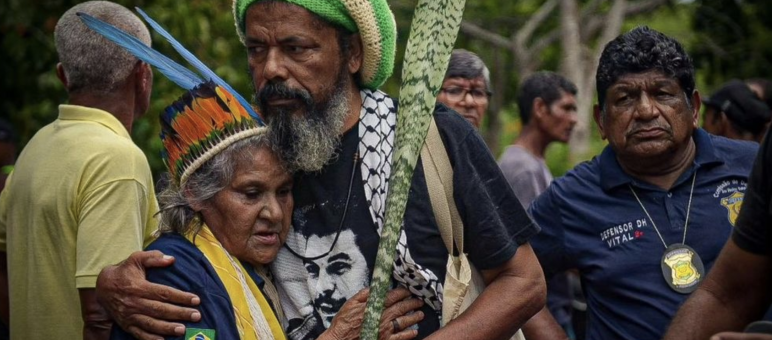 Joelson Ferreira embraces the sister of murdered Indigenous leader Maria de Fátima Muniz Pataxó (“Nega”)