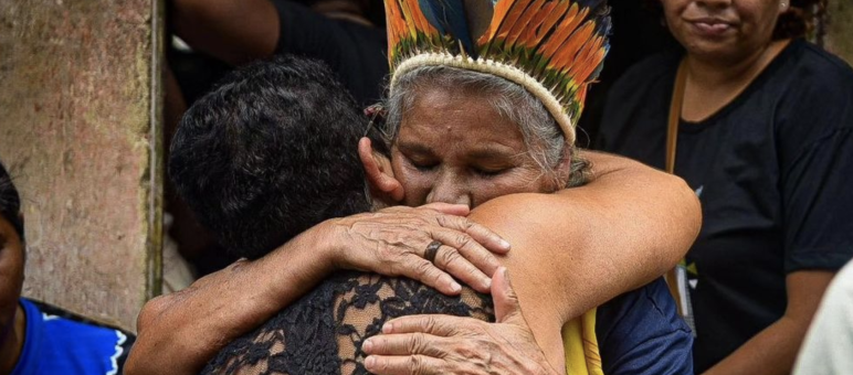 A participant of the funeral service embraces Maria Muniz Tupinambá, sister of the murdered Indigenous leader Maria de Fátima Muniz Pataxó (“Nega”)