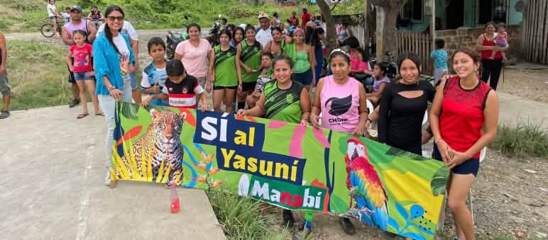 A group of people hold up a banner reading “Yes to Yasuní Manabí”