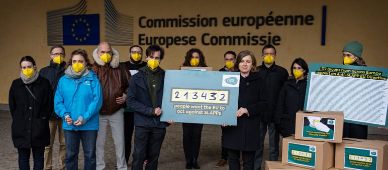 Presenting the petition to EU Commissioner Věra Jourová Presenting the petition to EU Commissioner Věra Jourová