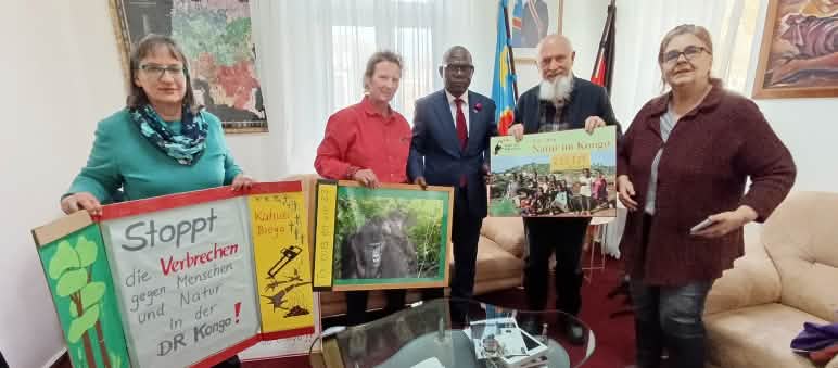 We hand over 225,129 signatures to the Congolese embassy