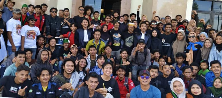 A large group of people in front of the courthouse in Andoolo