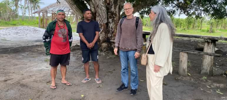 Rainforest Rescue activists Guadalupe Rodríguez and Klaus Schenck with two Pataxó chiefs
