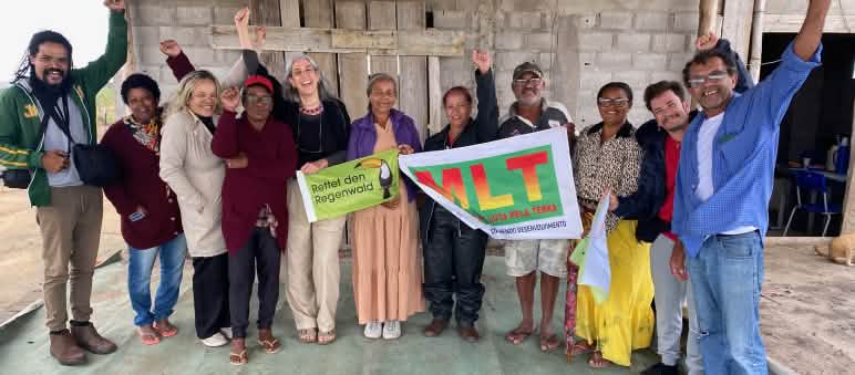 Group photo of residents in Baixa Verde together with Rainforest Rescue activists