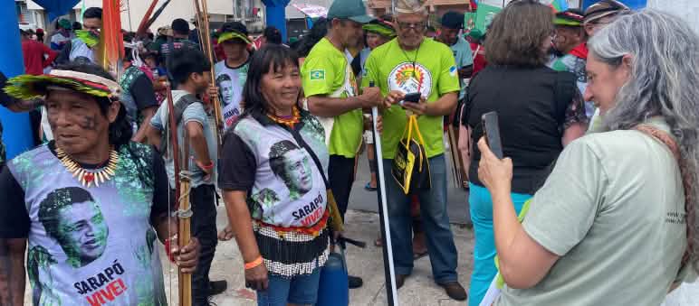 Guadalupe Rodríguez takes a photo of Indigenous councilwoman Mariza Ka'apor with her phone